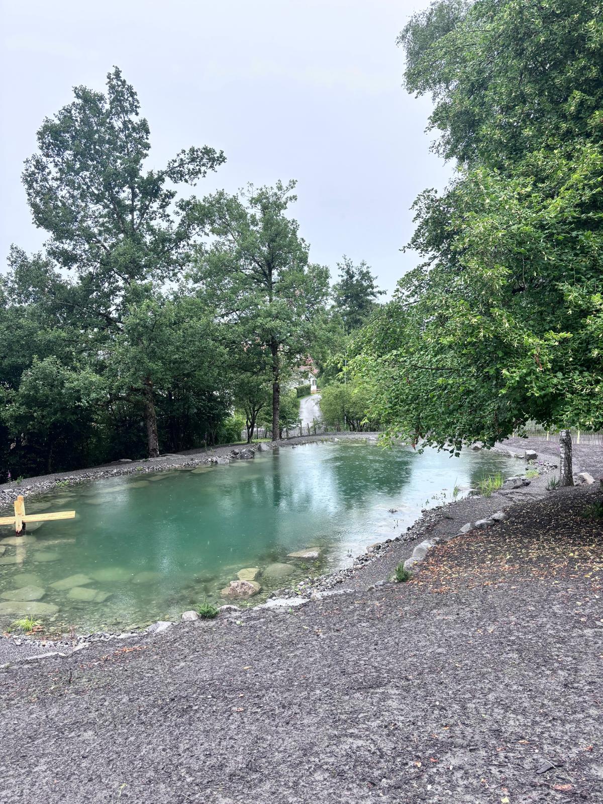 Natürlicher Kiesweg durch den Gartenbereich der Anlage
