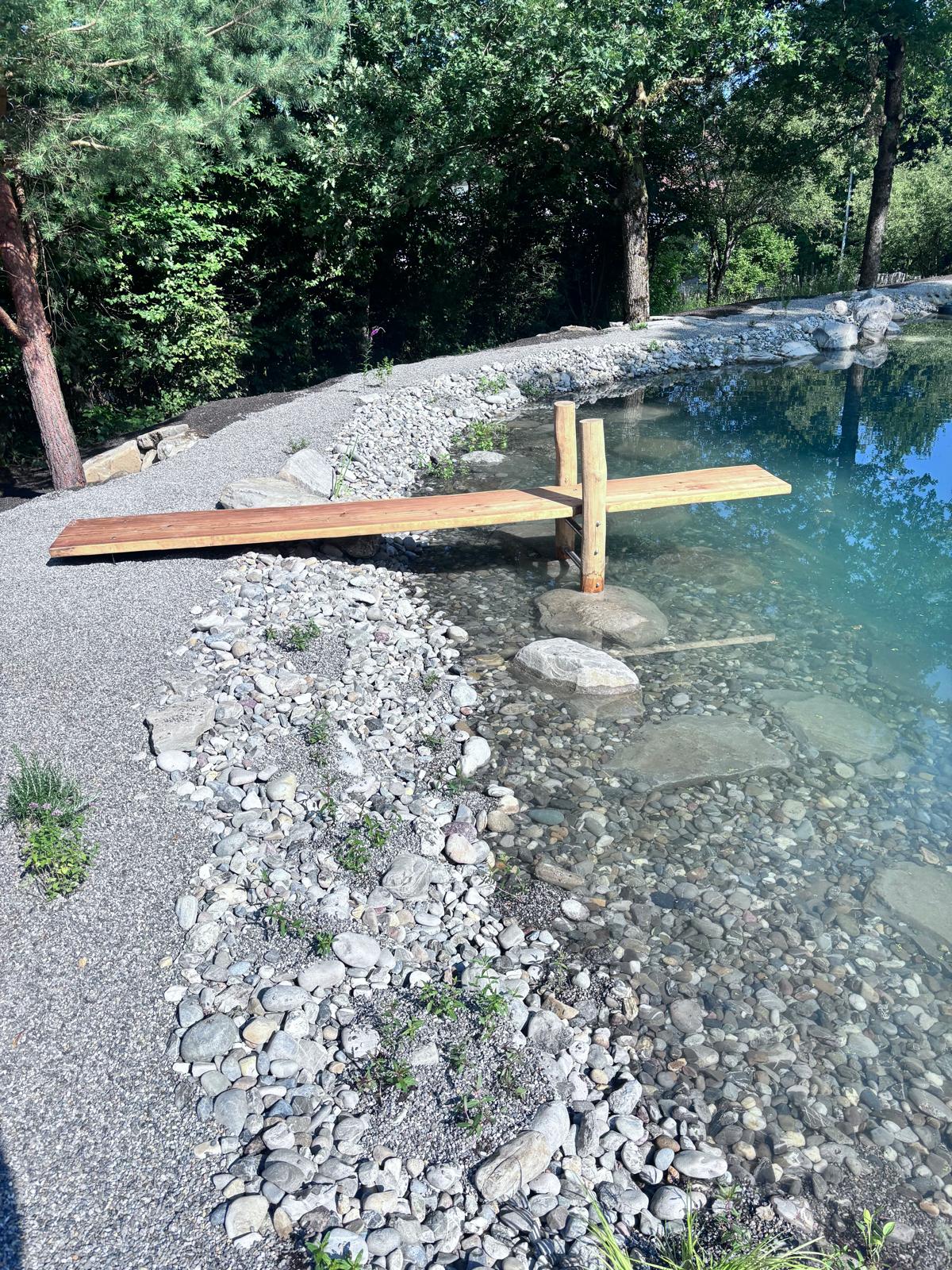 Teich mit Holzsteg – Ruheplatz in der Gartenanlage